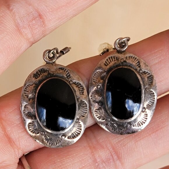 Vintage Native American handmade 925 sterling silver stampwork onyx earrings - Picture 8 of 16